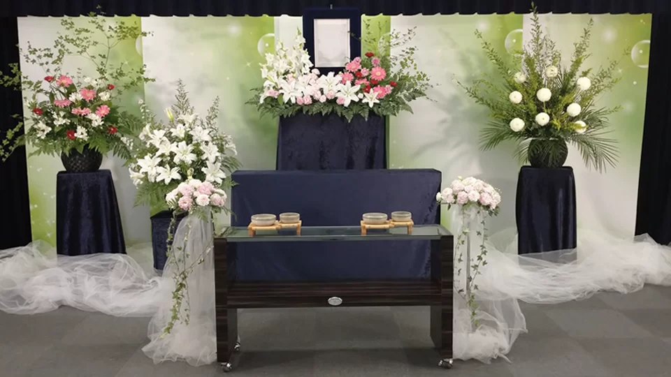 一日葬のイメージ。花祭壇を設けた告別式の様子